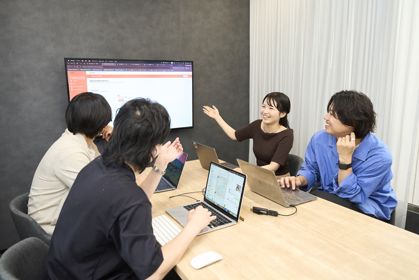 会議室で画面を前にミーティングするRetroのメンバー